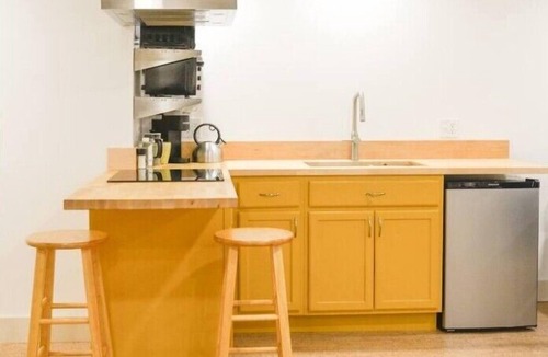 Burlington Apartment | Great location, newly-finished, bright 1-bedroom