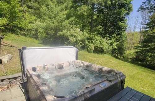 North Blenheim House | Great Spring Deal! Hot Tub, Fish, Hike, Disc Golf or Chill on the Deck!