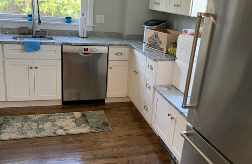 Tisbury House | Great update 3 BR near ferry with pool