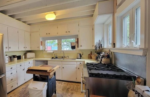 East Boothbay House | Green Landing: A spacious 4-bedroom house in East Boothbay, ME, with ocean views.