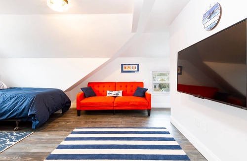 Jamestown House | Green Lane Getaway - In-Town - Walk to Water