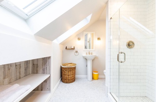 Jamestown House | Green Lane Getaway - In-Town - Walk to Water