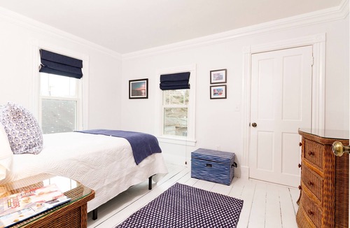 Jamestown House | Green Lane Getaway - In-Town - Walk to Water