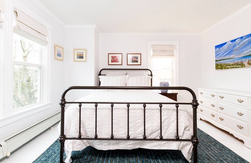 Jamestown House | Green Lane Getaway - In-Town - Walk to Water