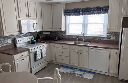 Gardens Apartment | "Greetings from Asbury" O.C. Gardens - 2 BR 2 Bath Sunny Corner Breezes