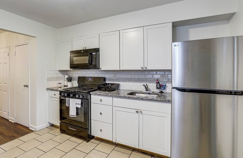 Logan - Ogontz - Fern Rock House | Groups & Pets Welcome! Spacious Philly Rowhouse