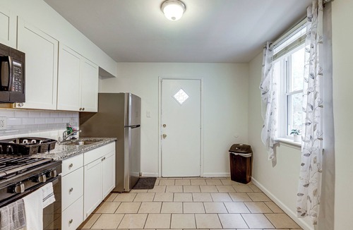 Logan - Ogontz - Fern Rock House | Groups & Pets Welcome! Spacious Philly Rowhouse