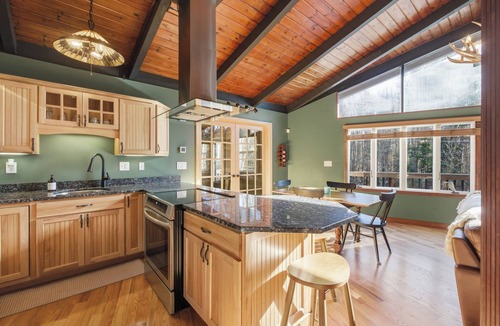 Gilford Ski Chalet | Gunstock Chalet - Close to Gunstock, BNH Pavilion Concerts, and Lake Winni