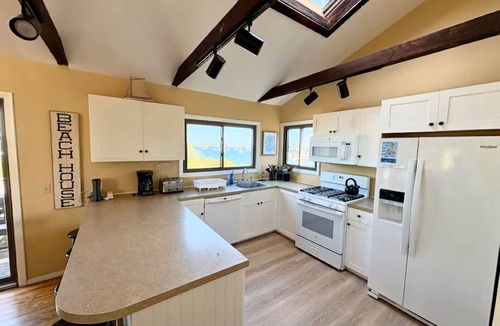 New Shoreham Cottage | Guppy Cottage-3BR 3BA-Views of Great Salt Pond