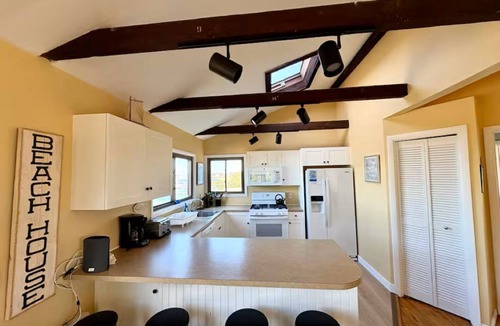 New Shoreham Cottage | Guppy Cottage-3BR 3BA-Views of Great Salt Pond