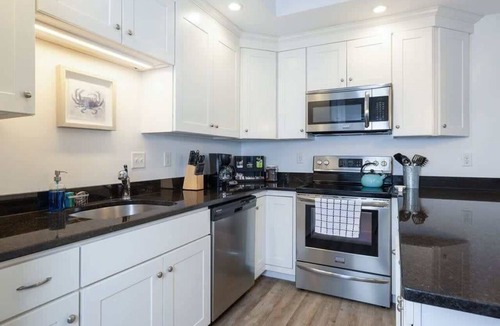 Hampton Condo | Hampton Beach Hideaway | 1 Block to Beach |Parking