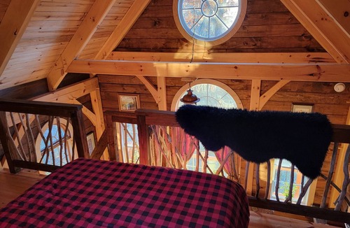 Munsonville House | Handcrafted NH Treehouse · 2hr Boston · Fire Pit, Lake, Stargazing