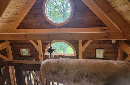 Munsonville House | Handcrafted NH Treehouse · 2hr Boston · Fire Pit, Lake, Stargazing