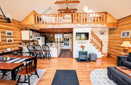Warren Ski Chalet | Handcrafted Vermont Chalet Walk to Lake Fire Pit Private Deck AC