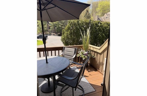 Clymer Apartment | Haney Hideaway Remodeled Camelot Condo Walk to Lift 8 Sleeps 10