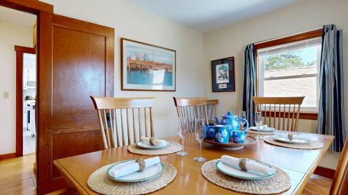 Pine Point House | Hank's Hideaway by Bayley Vacation Rentals