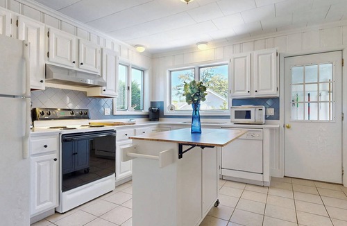 Pine Point House | Hank's Hideaway by Bayley Vacation Rentals
