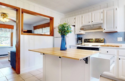 Pine Point House | Hank's Hideaway by Bayley Vacation Rentals