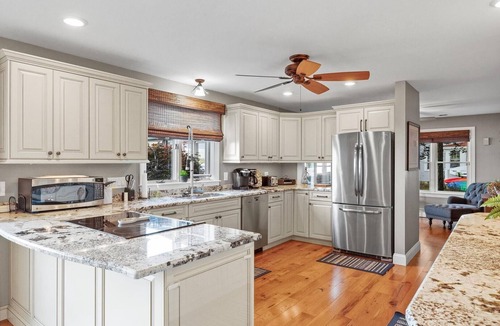 Laconia House | Happy Hours on Lake Winnisquam