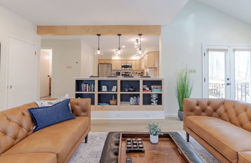 Park Forest Village House | Happy Valley Retreat ~ Epic Game Room ~ 130" TV Wall ~ 10 min to Campus/Downtown