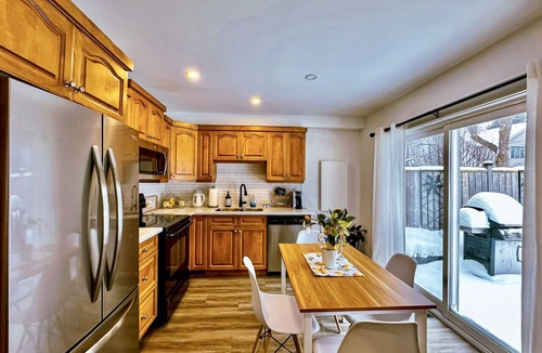 Collingwood Villa | Happy Valley Spacious Family Townhome.Dog Friendly.Minutes to Blue Mountain