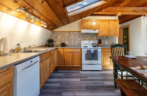 Killington House | HappyCub- AC, Hot Tub, Fire Pit, Game Room!