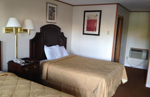 Newport Hotel | Harbor Base Pineapple Inn
