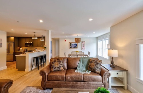 Stowe Apartment | Harlow Suite at 109 Main