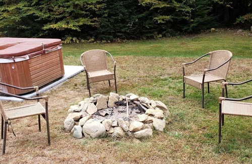 Bath Cabin | Haverhill Hideout: Secluded Log Cabin with Hot Tub for Family Relaxation