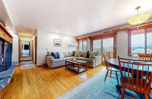 Pittsfield House | Hawk 1-A Mountain Vista Retreat