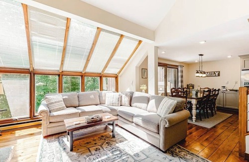 Plymouth Condo | Hawk Mountain retreat near Okemo with wifi, washer/dryer & deck