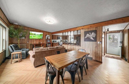Streetsboro Cabin | Hawks Haven At Heron Hill Retreat Hot Tub On Lake!