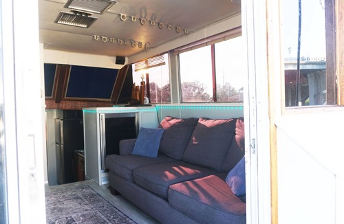 Edgewood Boat Rental | Heart of Providence - 42 ft. Heated House Boat