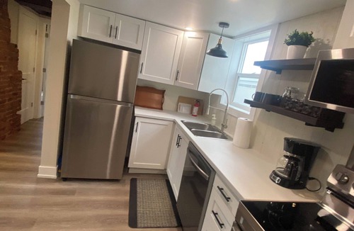 Beamsville House | Heart of the Wine Region. Farm House 3 bedroom 3 bathroom, . Spacious.