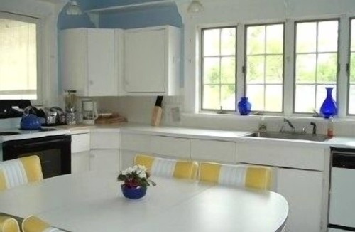 West Dennis House | Heated Pool, 5 bdrm, 3 sitting rooms, 2 porches, central air, ample parking