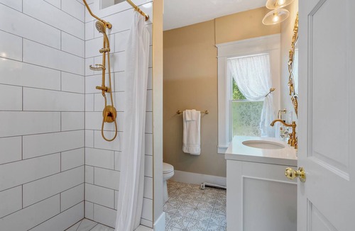 Baldwinsville Apartment | Heaton's Haven Suite B - Lovely apartment with king bed in a great location!