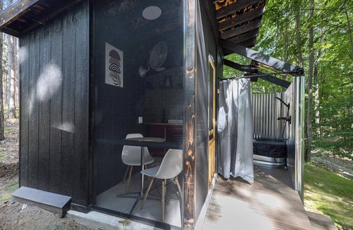 Sears Cabin | Hidden Gem Tiny House, Outdoor Screened-In Kitchen