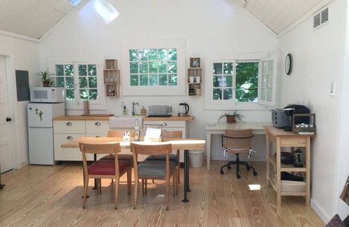 Woodstock House | Hidden Pines - Spacious Charming One Bedroom Woodstock Cottage, Walk to Town!