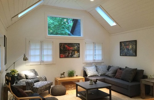 Woodstock House | Hidden Pines - Spacious Charming One Bedroom Woodstock Cottage, Walk to Town!