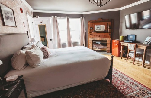 Lenox House | Hideaway Inn Lenox
