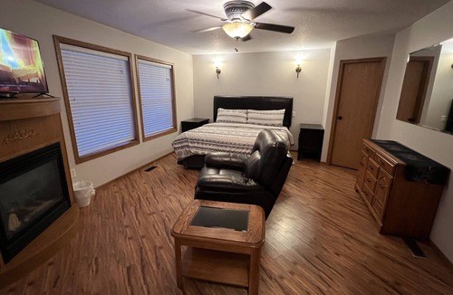 Three Hills House | High End King Suite c/w Living room, 2 Fireplaces, 2 Smart TVs, Kitchenette.