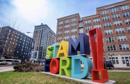 Stamford Apartment | ❤️High-Line Harbor Flat 2 BD | Train🚊 | Harbor Point Access | 40 Minutes to NYC🗽
