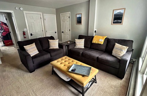 Waterbury Apartment | High Street Hideaway- Cozy 2-bedroom apartment with WiFi, in welcoming Waterbury