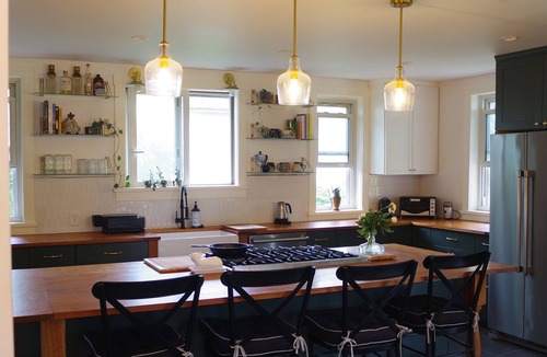 Huntington House | Hiker’s Paradise w/Chef’s Kitchen & Mountain Views