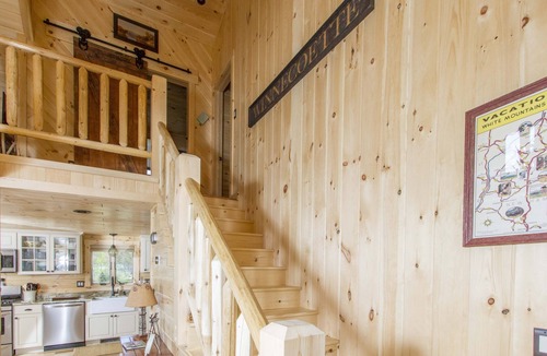 Lochmere Cabin | Hiking,boating, fishing, girls getaways, dog friendly, only 2 min to Lake Estate