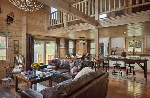 Lochmere Cabin | Hiking,fishing,boating,girls weekends,golf, one min to Lake Estate,dog friendly