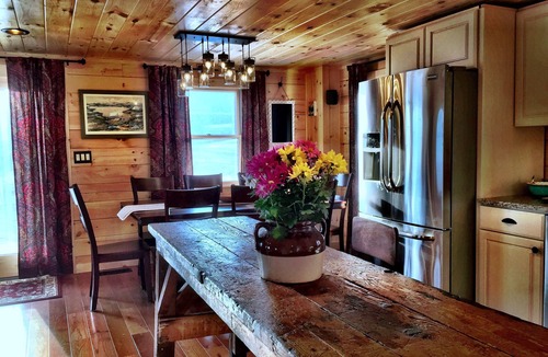 Lochmere Cabin | Hiking,fishing,boating,girls weekends,golf, one min to Lake Estate,dog friendly