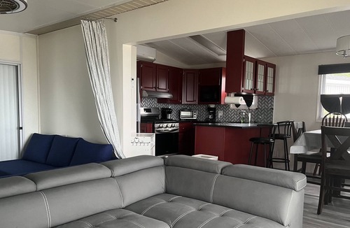 Sherkston Cottage | Hilltop Oasis - Beautiful Sunsets and Panoramic Lake Views - 3 Bdrms 2 Baths