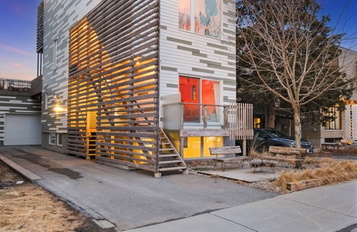 Hintonburg Apartment | Hintonburg Hideaway - Doors away from Wellington St. West