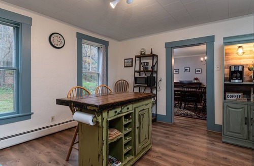 Chester Depot House | Historic 150-year-old farmhouse, Jacuzzi included